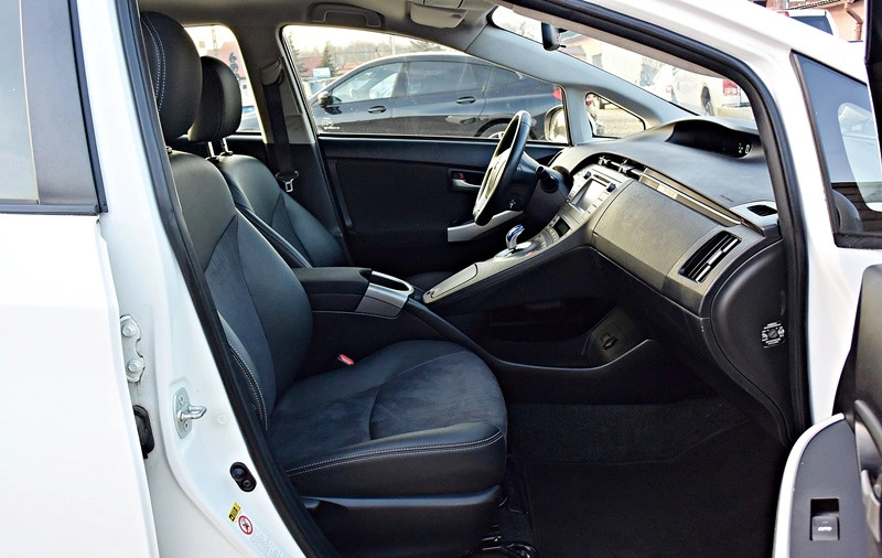 Toyota Prius cena 49000 przebieg: 125999, rok produkcji 2014 z Łódź małe 781